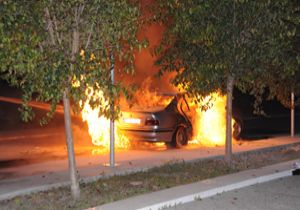 Park halindeki otomobil alev alev yandı