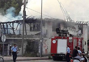 Gecekondu alev alev yandı