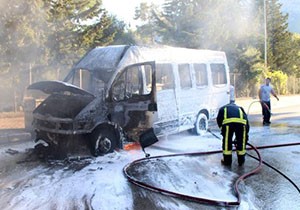Taksitle aldığı minibüsü gözleri önünde kül oldu
