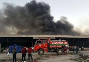Kınık Toptancı Hali'nde yangın
