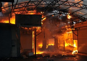 Antalya'da yanan çarşının içinden fotoğraflar