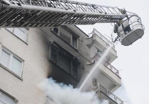 Evinin yanışını gözyaşlarıyla izledi
