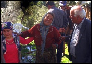 Hayvanlarını otlatmaya çıktı, evi yandı