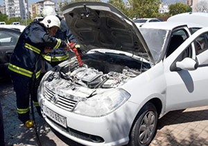 Park halindeki otomobilde yangın çıktı