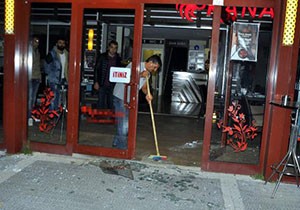 Tartıştıkları garson ve müşteriyi yaralayıp kaçtılar
