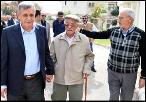 Evi yanan yaşlı adama belediyeden yardım