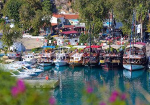 Turistik yatlar demir attı
