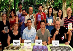 Yazarlar kitaplarını imzaladı