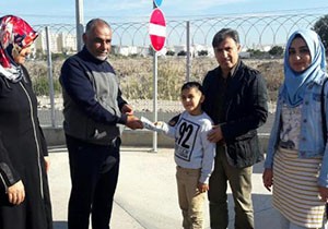 7 yaşındaki Alper, bulduğu 7 bin 500 doları sahibine verdi