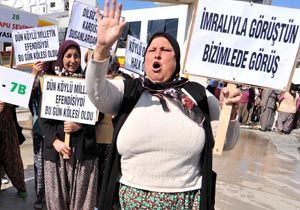 Antalya'da köylüler yerlerde sürüklendiler