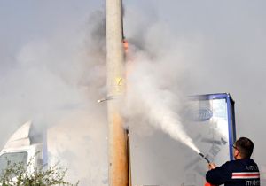 Antalya'da düşen yıldırım gıda deposunu yaktı