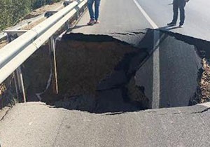 Su borusu patladı, yol çöktü
