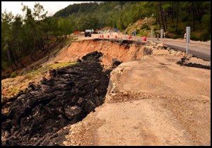 Kemer'de heyelan nedeniyle aynı yol ikinci kez çöktü