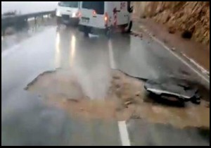 Dev dalgalar yolu esir aldı