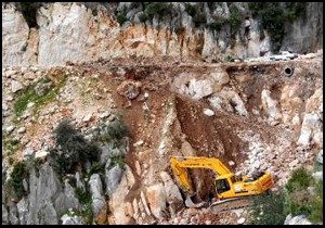 Selde çöken yol onarılıyor