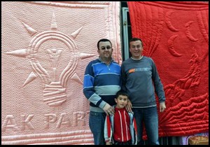 Siyasi partilerin logosunu yorgana işliyor