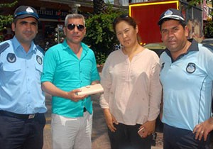 Turistin düşürdüğü cüzdanı zabıta buldu