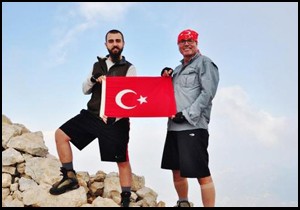 Baba-oğul zirvede bayrak açtı