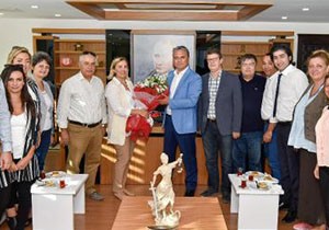 Dokuz Eylül mezunlarından Başkan Uysal'a ziyaret