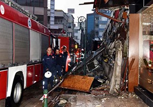 İşhanının 20 metrelik beton gölgeliği çöktü