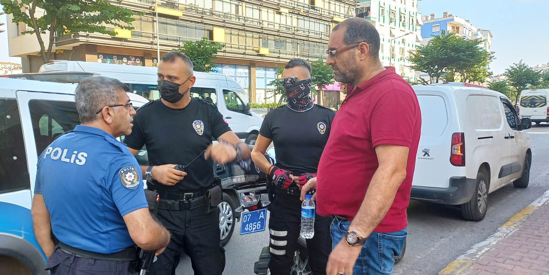 Antalya'da 'Apaçi' saç modelli bir devlet memuru...