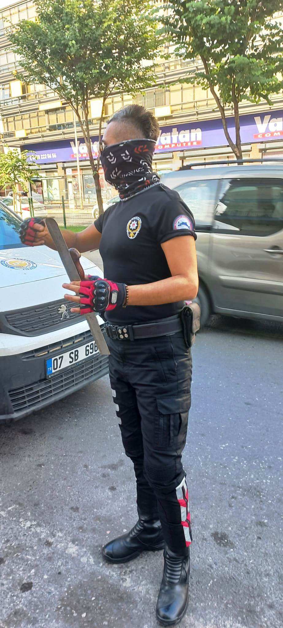 Antalya'da 'Apaçi' saç modelli bir devlet memuru...