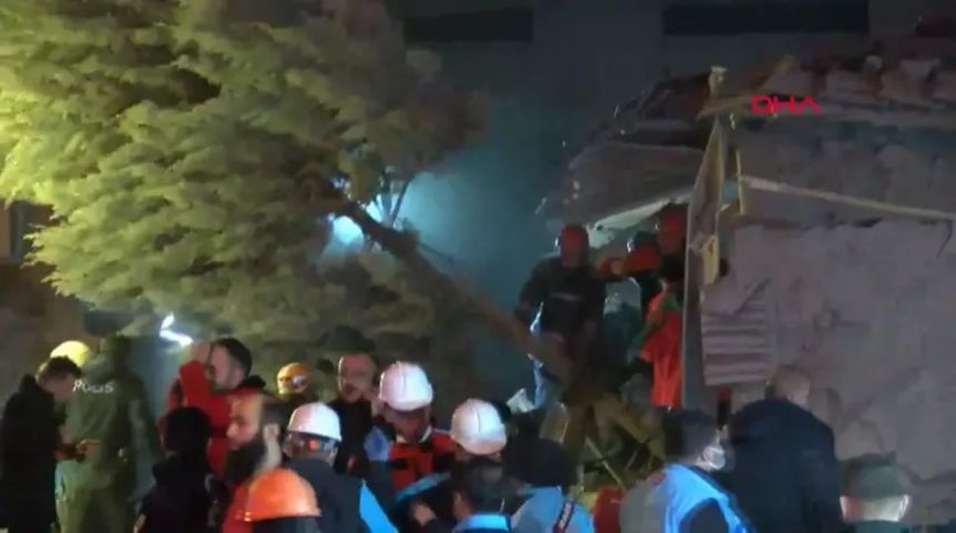 Konya'da 4 katlı binanın çökme anı