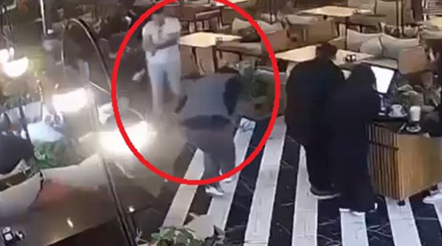 Kafede yanına gelip, kendisini dışarı çıkarmak isteyen 2 kişiyi tabancayla vurdu