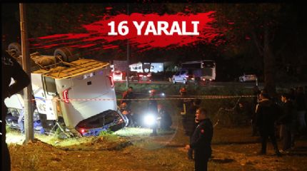 Antalya'da memurları taşıyan servis aracı devrildi 