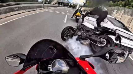 3 motosiklet ve otomobilin karıştığı kaza kask kamerasında