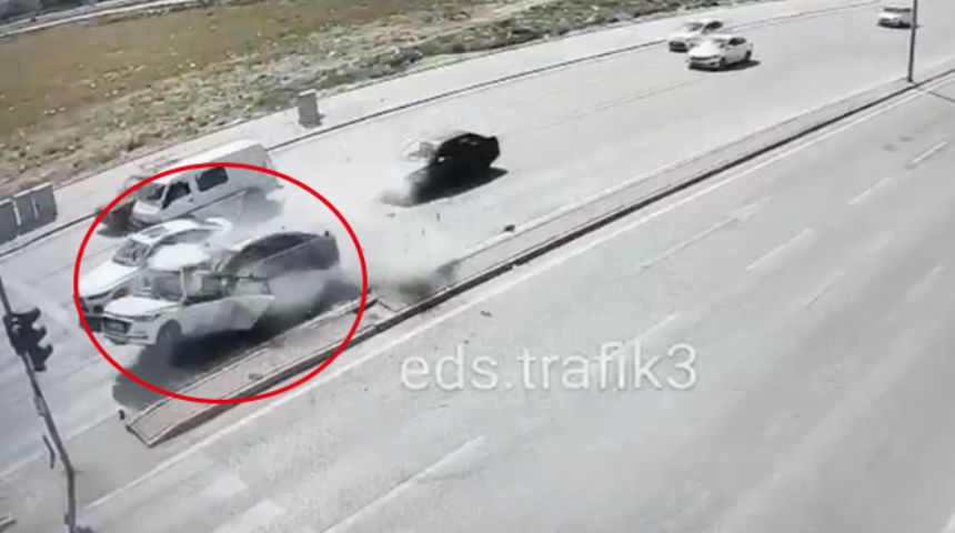 Otomobilin çarpması ile araç ikiye bölündü