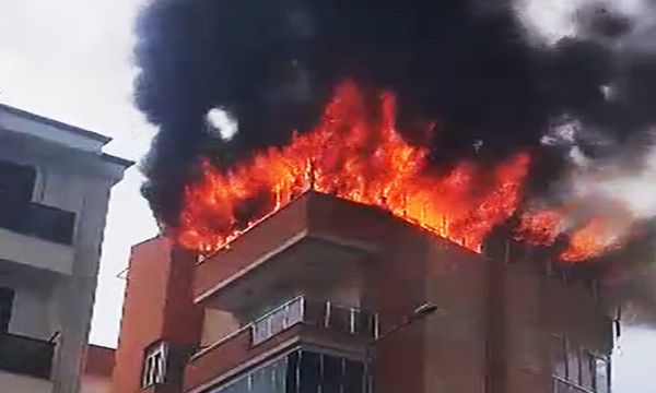 Antalya'da 5 katlı binanın terasında yangın